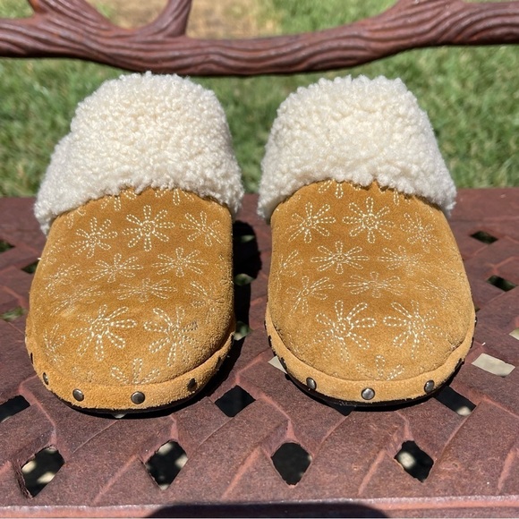 ISAAC Mizrahi Live Shearling Collar Suede Leather Embroidered Clogs - Picture 5 of 14